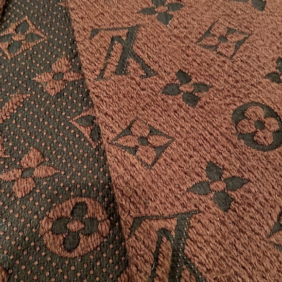 Louis Vuitton LOGOMANIA SCARF - Picture 3 of 7